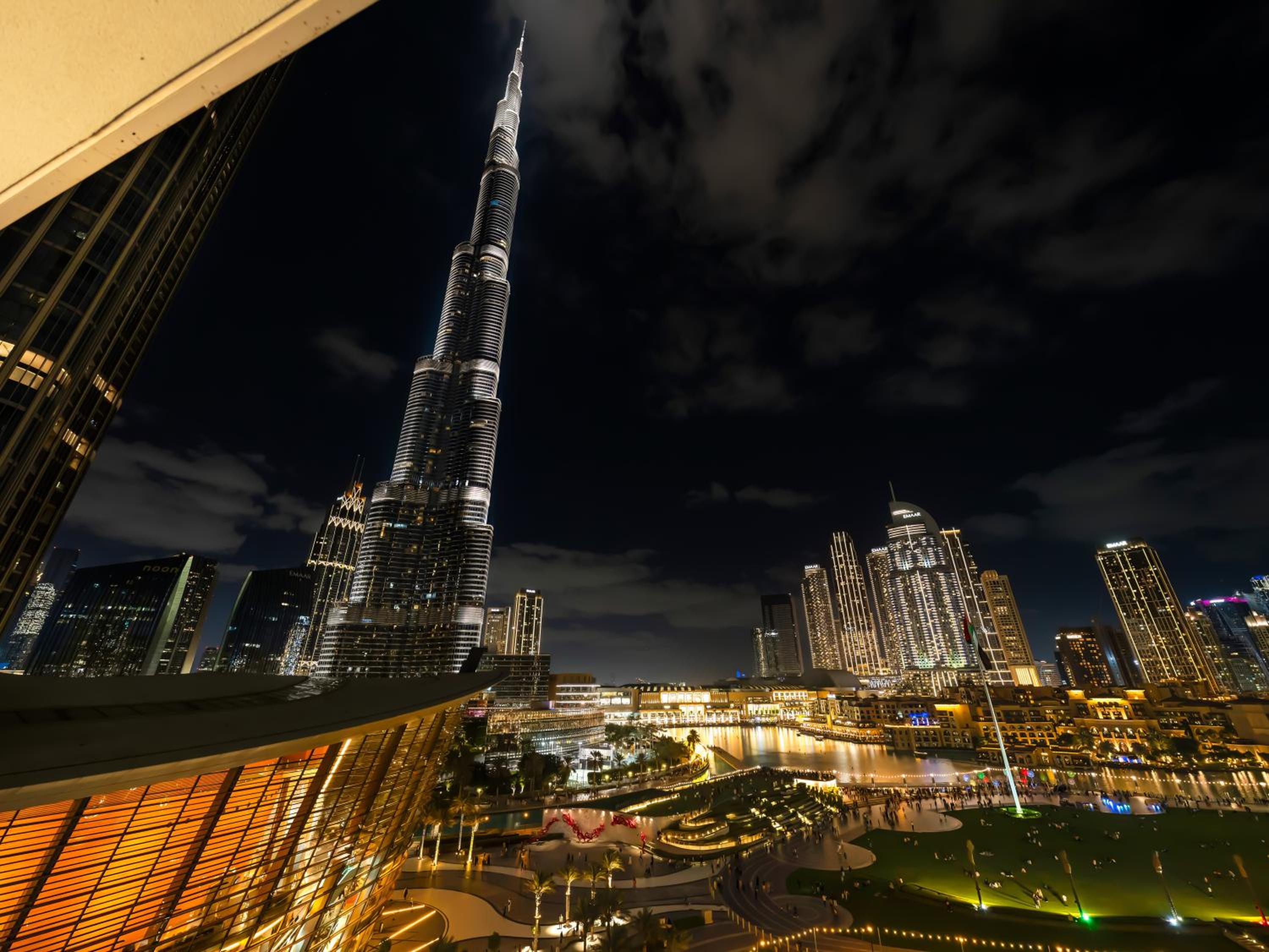 Luxury Two Bedroom Apartment with Balcony, Full Burj Khalifa & Fountain Views by Delujo Stays