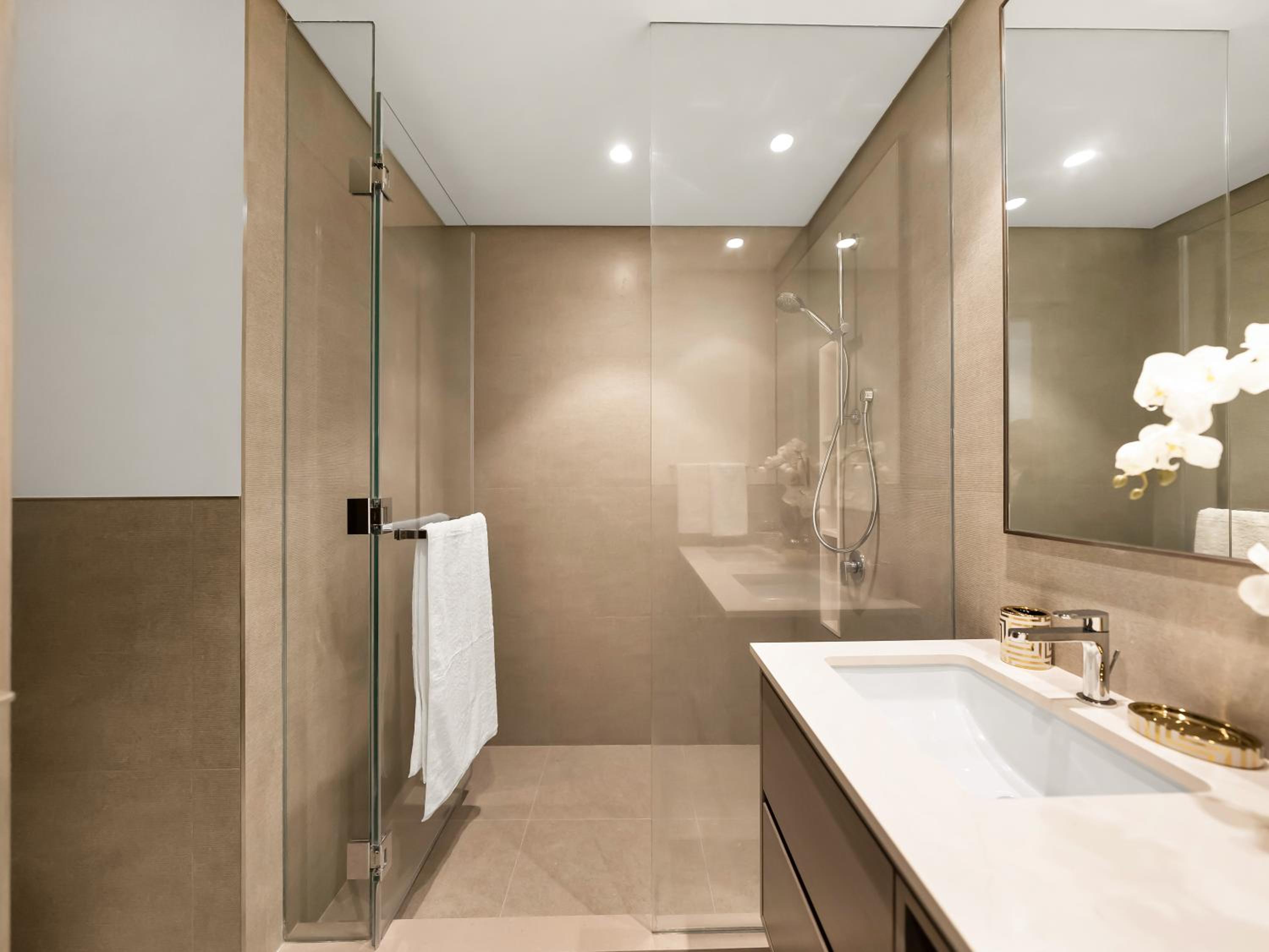 Luxury Two Bedroom Apartment with Balcony, Full Burj Khalifa & Fountain Views by Delujo Stays
