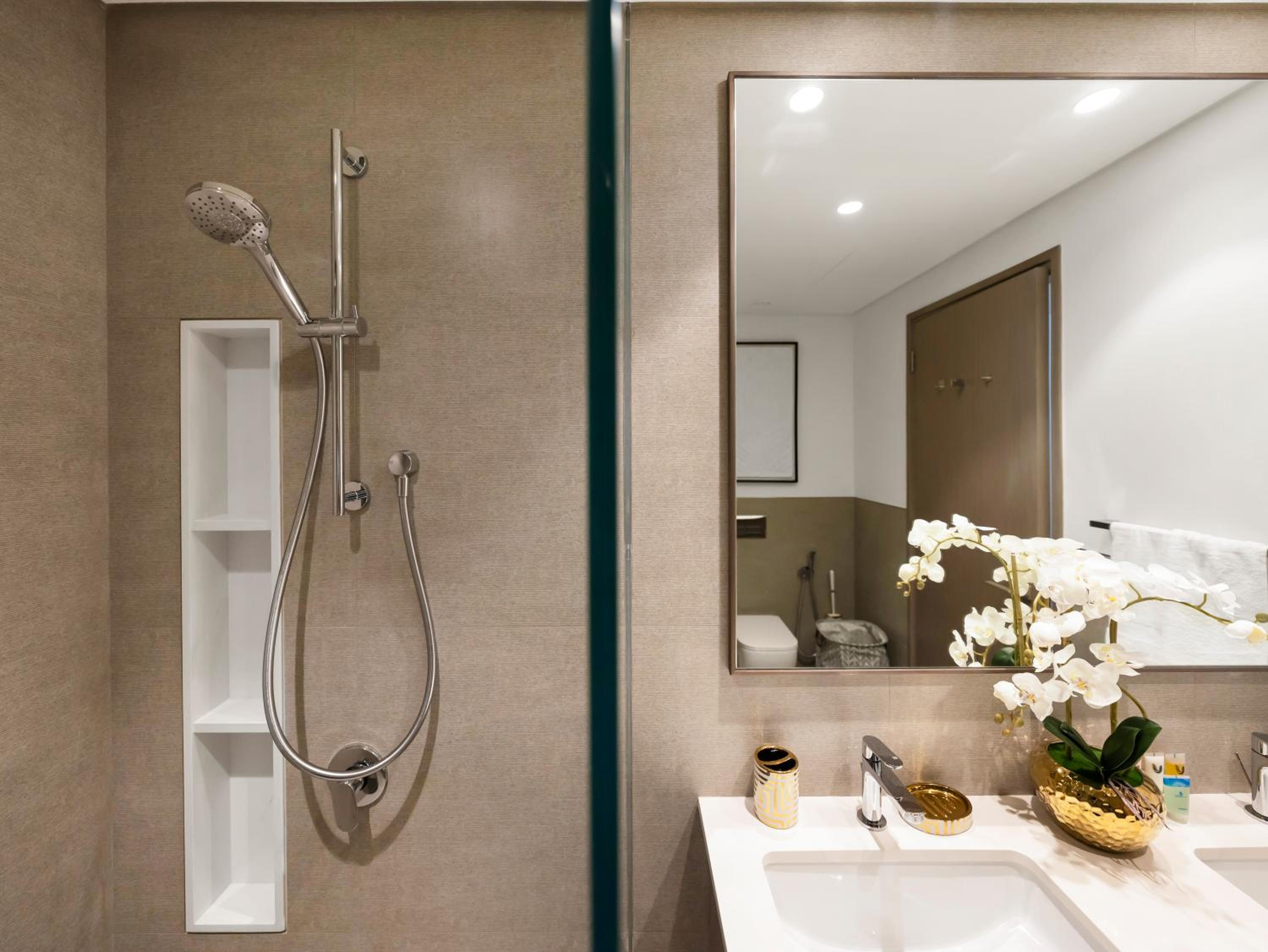 Luxury Two Bedroom Apartment with Balcony, Full Burj Khalifa & Fountain Views by Delujo Stays