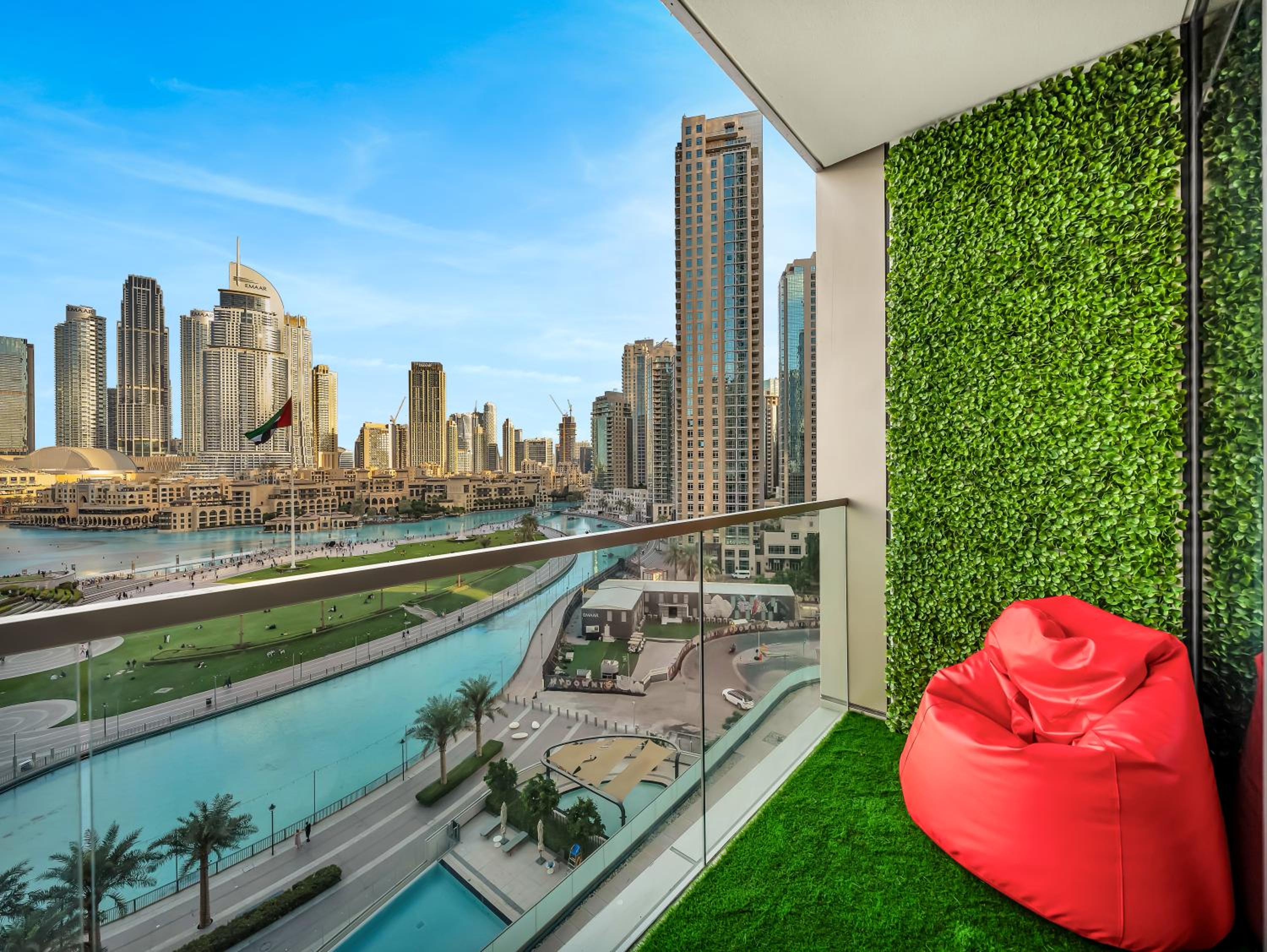 Luxury Two Bedroom Apartment with Balcony, Full Burj Khalifa & Fountain Views by Delujo Stays