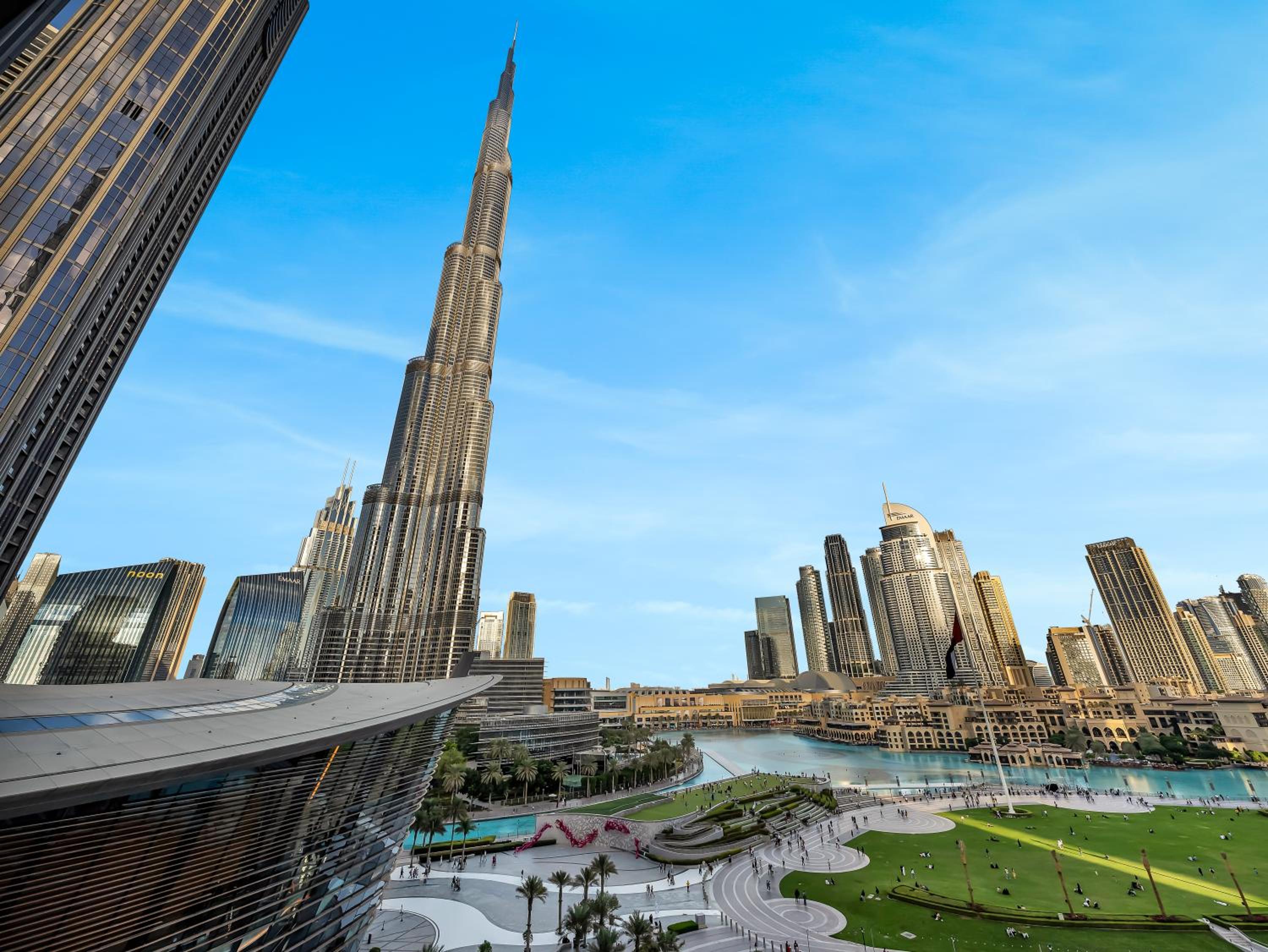 Luxury Two Bedroom Apartment with Balcony, Full Burj Khalifa & Fountain Views by Delujo Stays