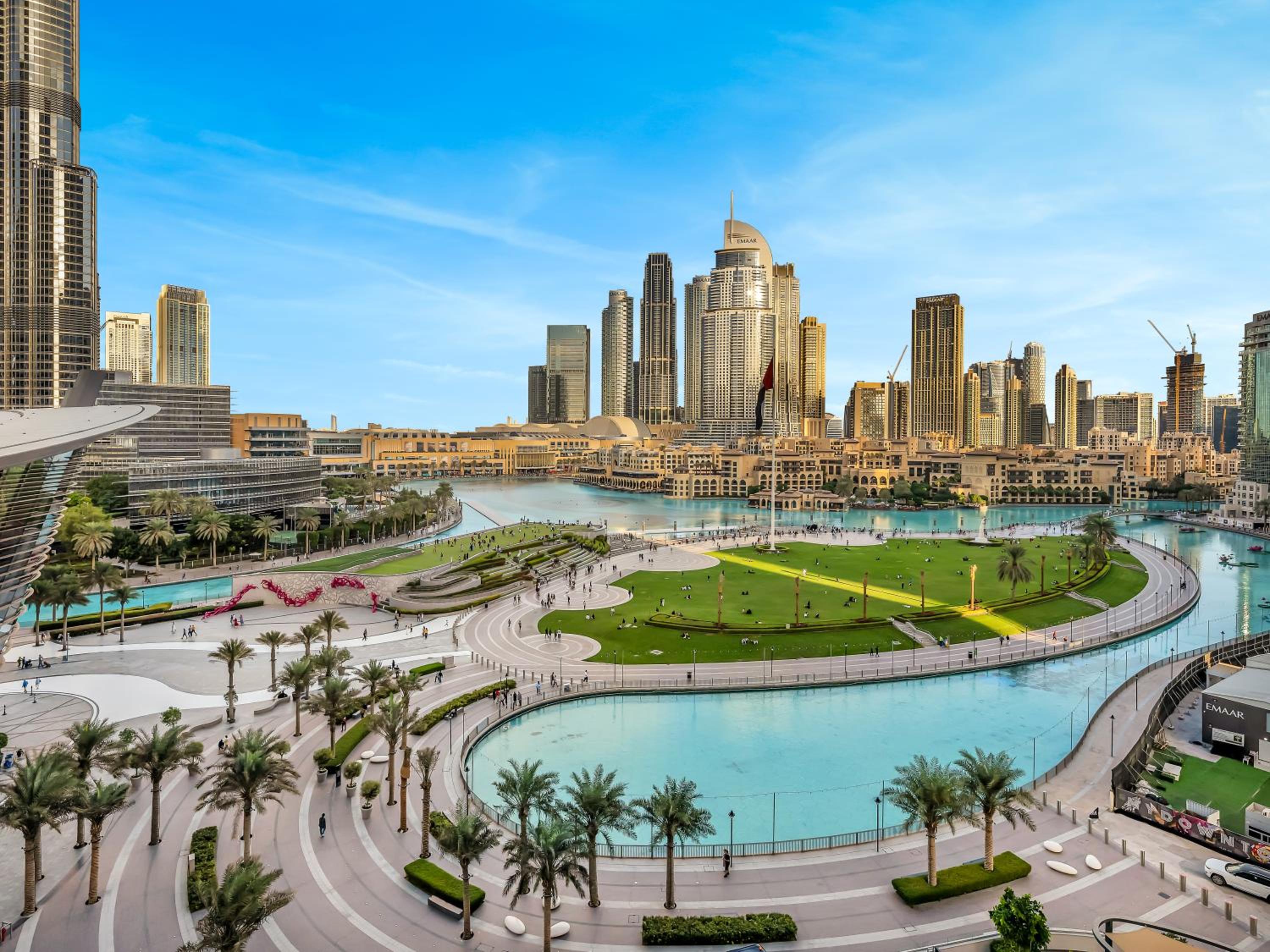 Luxury Two Bedroom Apartment with Balcony, Full Burj Khalifa & Fountain Views by Delujo Stays