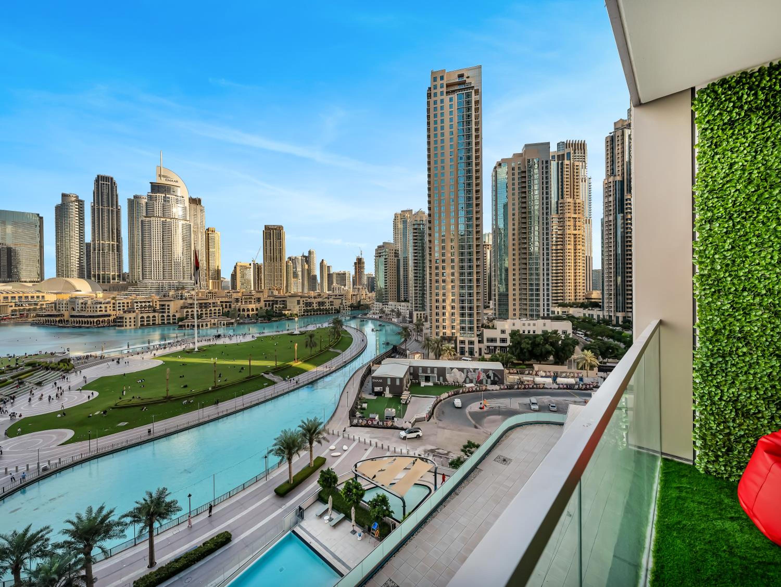 Luxury Two Bedroom Apartment with Balcony, Full Burj Khalifa & Fountain Views by Delujo Stays