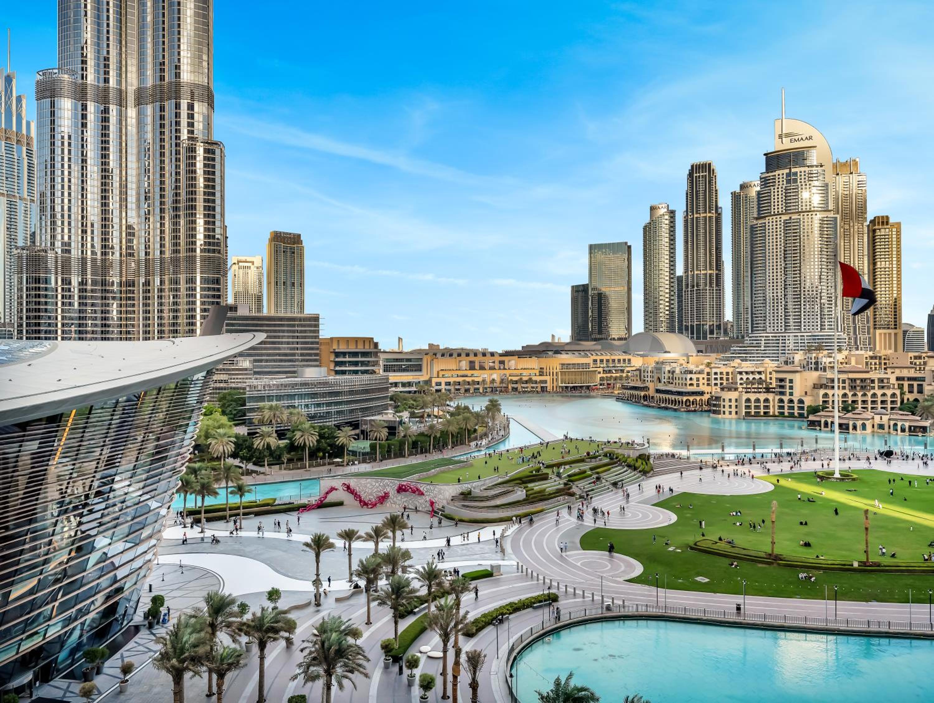 Luxury Two Bedroom Apartment with Balcony, Full Burj Khalifa & Fountain Views by Delujo Stays