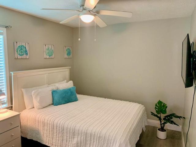 Adorable Beach Bungalow , Just Steps Away! view 2