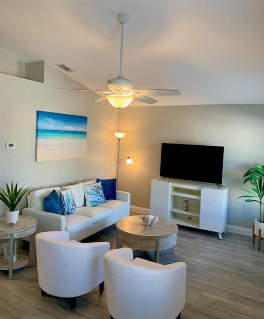 Adorable Beach Bungalow , Just Steps Away! view 4
