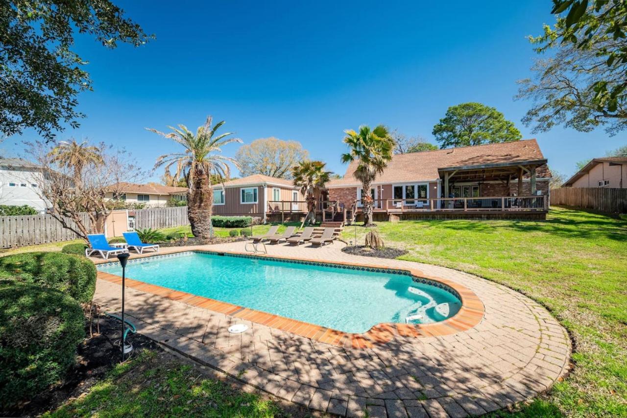 Bayfront Luxury Oasis w Pool close to NASA Kemah view 4