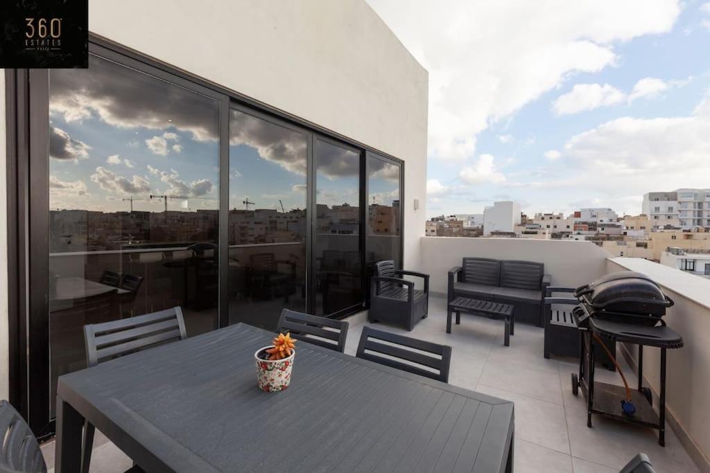 Penthouse and BBQ Kitchen Island & Massive living by 360 Estates photo 3
