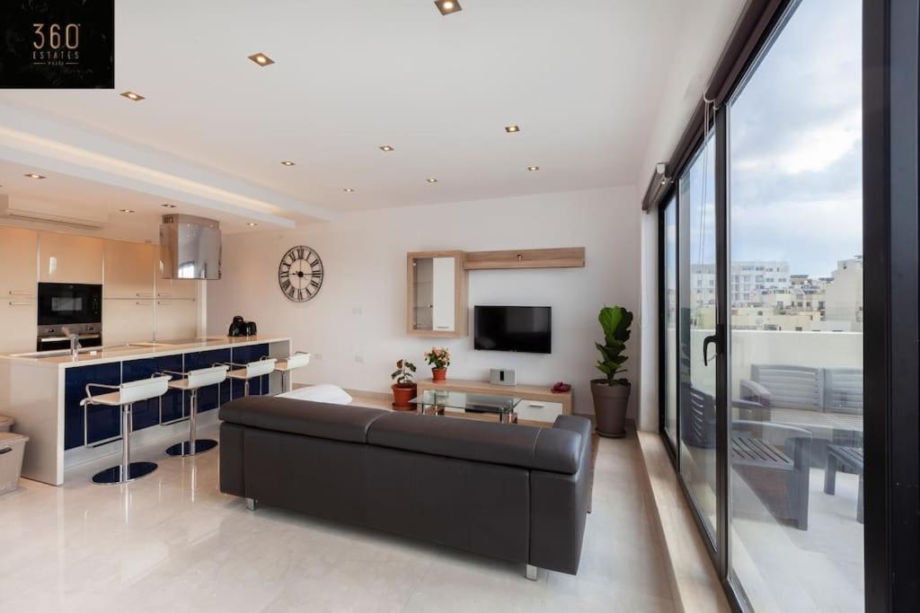 Penthouse and BBQ Kitchen Island & Massive living by 360 Estates photo 3