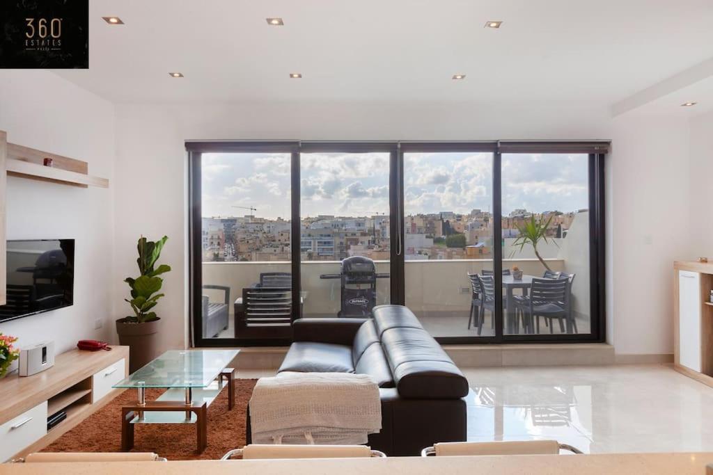 Penthouse and BBQ Kitchen Island & Massive living by 360 Estates photo 5