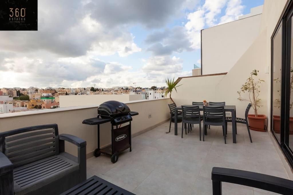 Penthouse and BBQ Kitchen Island & Massive living by 360 Estates photo 2