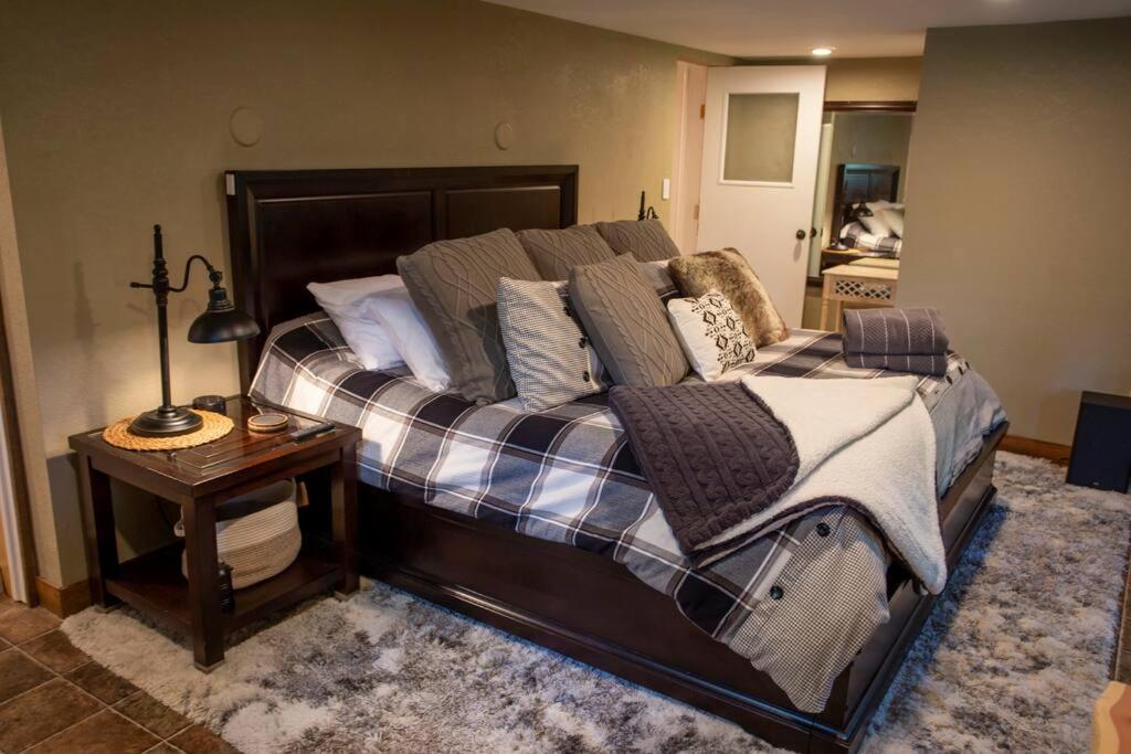 Rustic Luxurious A-Frame with Jacuzzi Fast Internet view 5