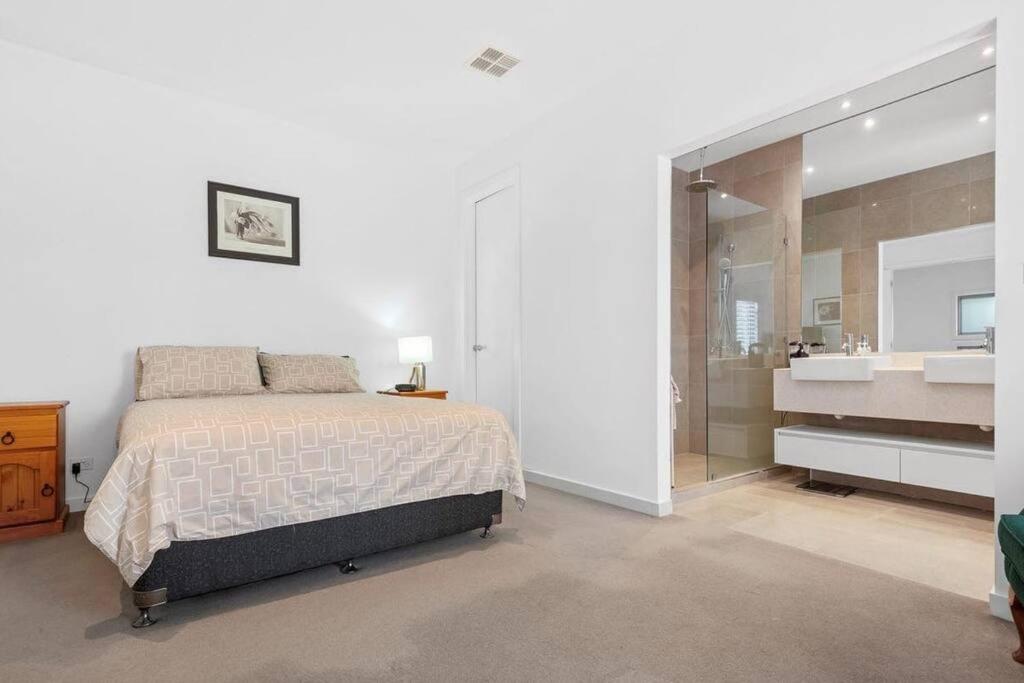 Luxury Bayside Townhouse with Pool and Spa