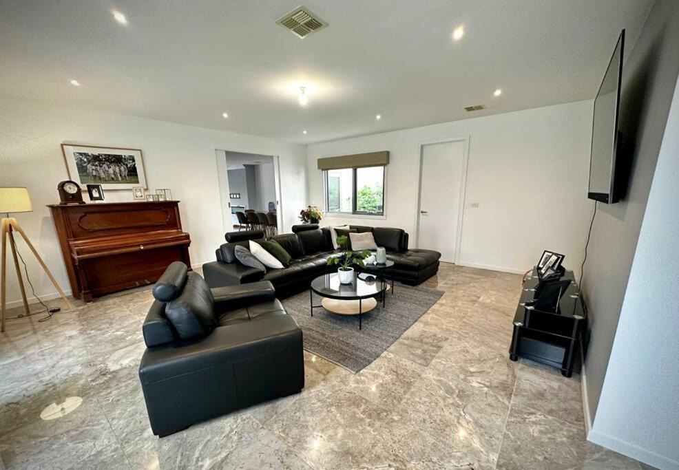 Luxury Bayside Townhouse with Pool and Spa