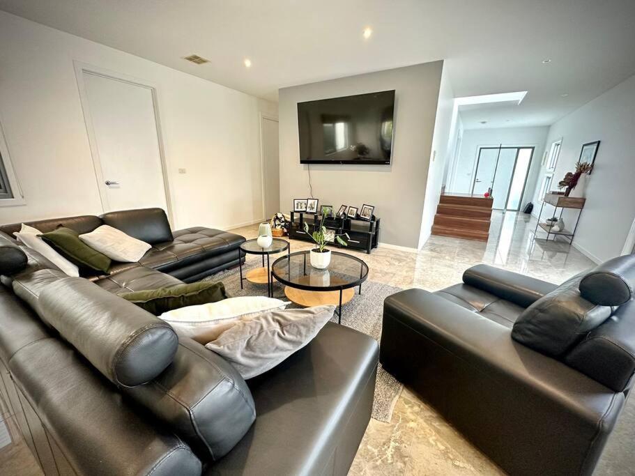 Luxury Bayside Townhouse with Pool and Spa
