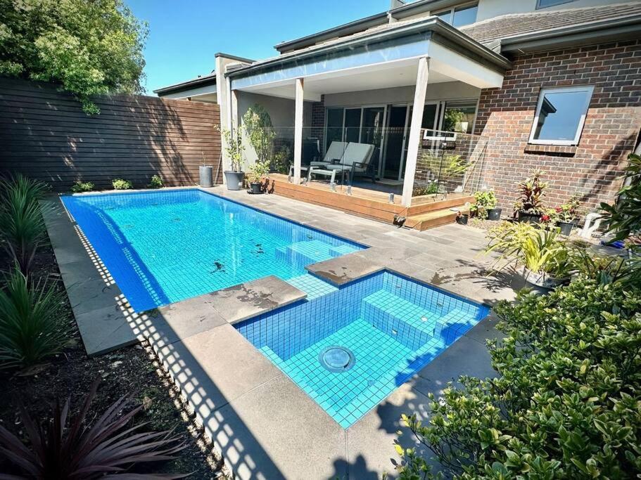 Luxury Bayside Townhouse with Pool and Spa