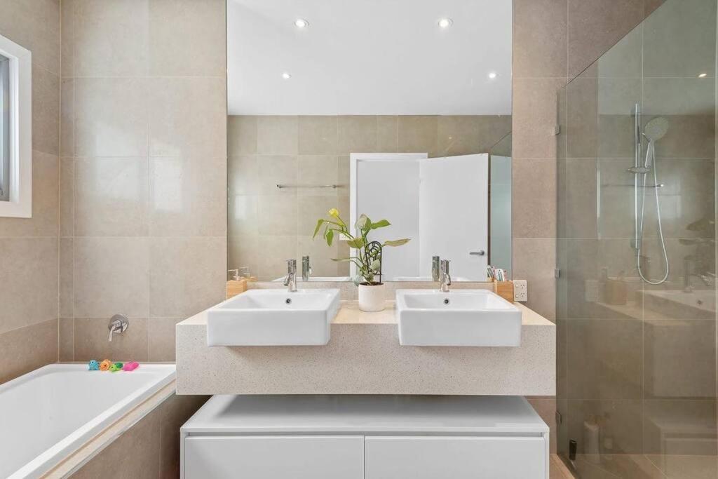 Luxury Bayside Townhouse with Pool and Spa
