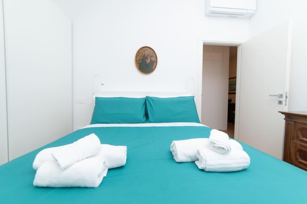 Riverside apartment with private parking