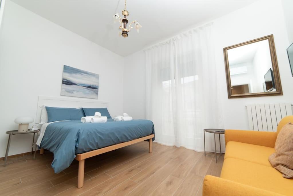 Riverside apartment with private parking