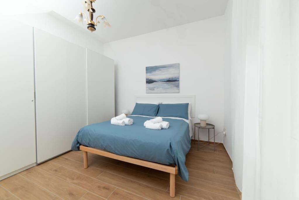 Riverside apartment with private parking