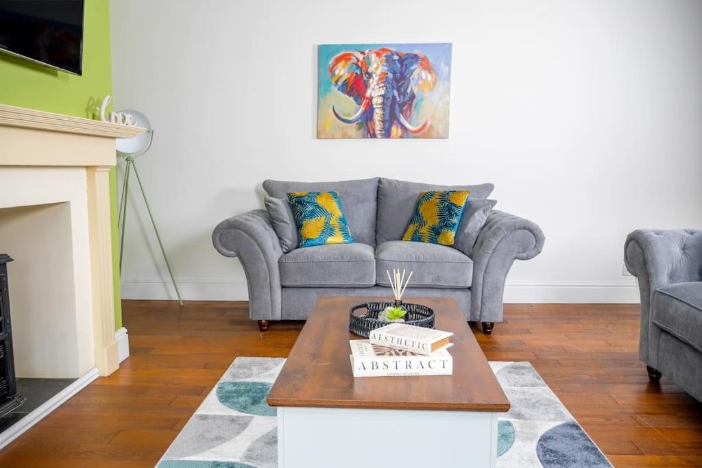 Luxury Mansion, Ideal for Contractors, Central view 5