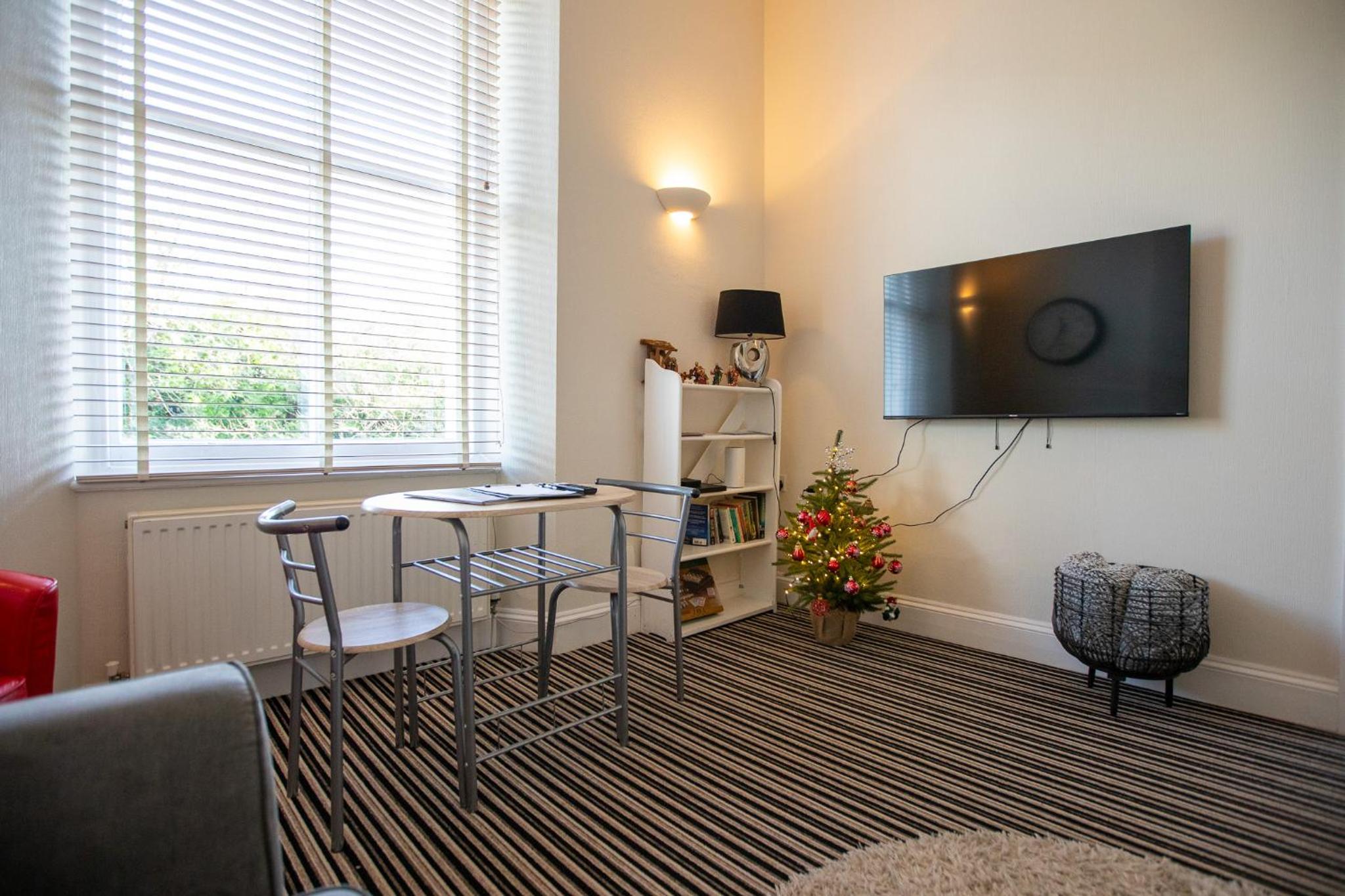 Cosy Flat in Victorian Villa- Parking & Garden view 2