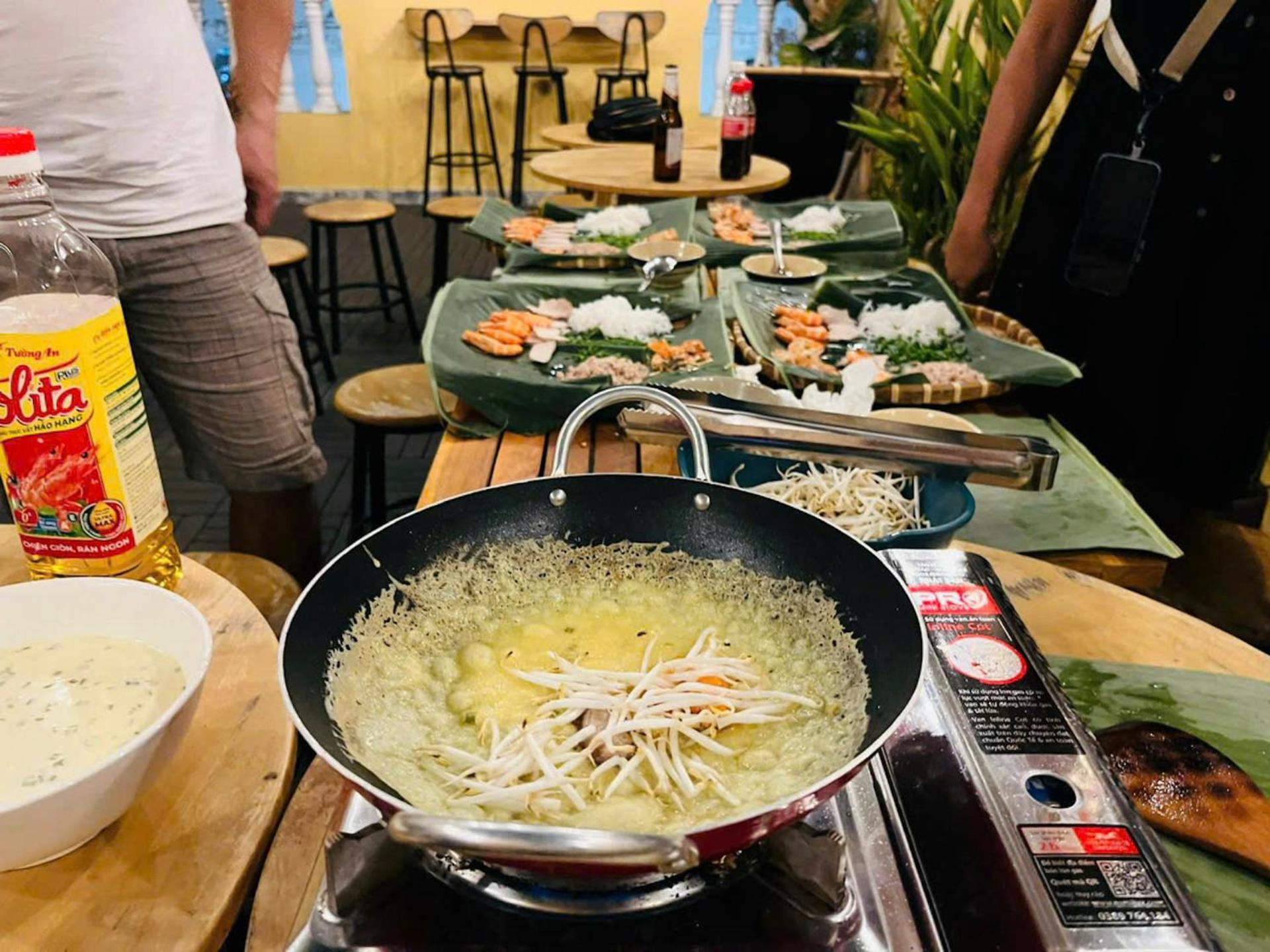 Saigon Authentic Alley Hostel - Local Vibes, City Tours, Cooking Dinner, Evening Streetfood, Free Menu Breakfast, Gym & Rooftop Billiards