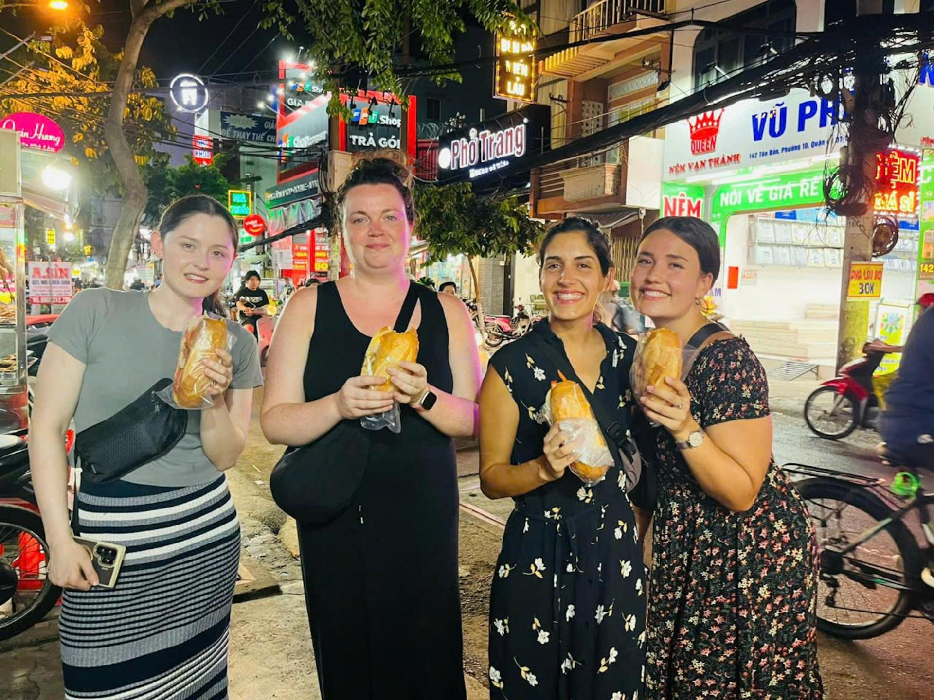 Saigon Authentic Alley Hostel - Local Vibes, City Tours, Cooking Dinner, Evening Streetfood, Free Menu Breakfast, Gym & Rooftop Billiards