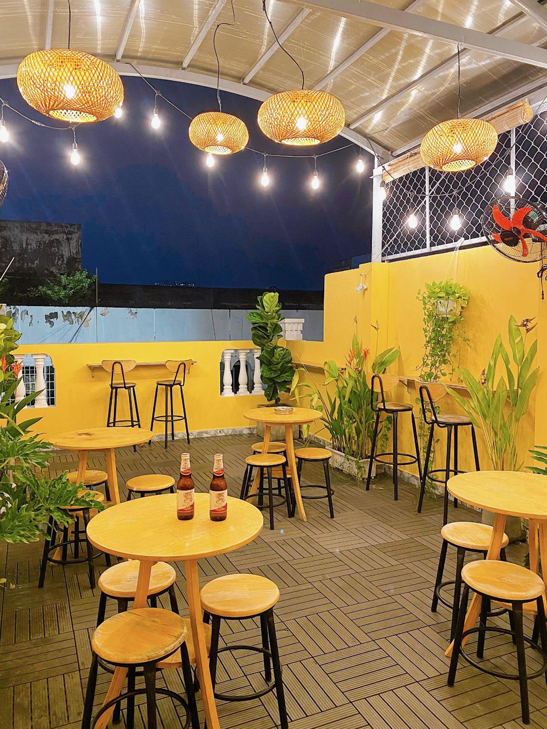 Saigon Authentic Alley Hostel - Local Vibes, City Tours, Cooking Dinner, Evening Streetfood, Free Menu Breakfast, Gym & Rooftop Billiards