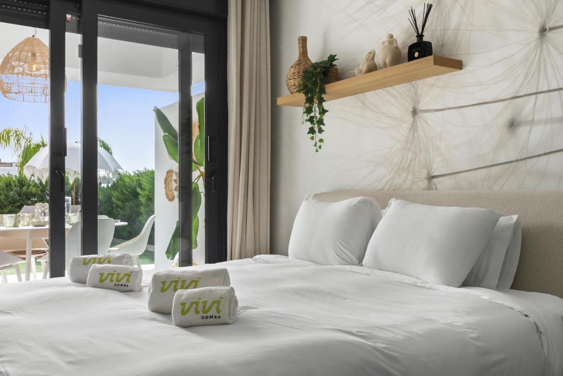 ViVi Homes - Sublime Close to the beach, Garden, Pool & Hot Tub