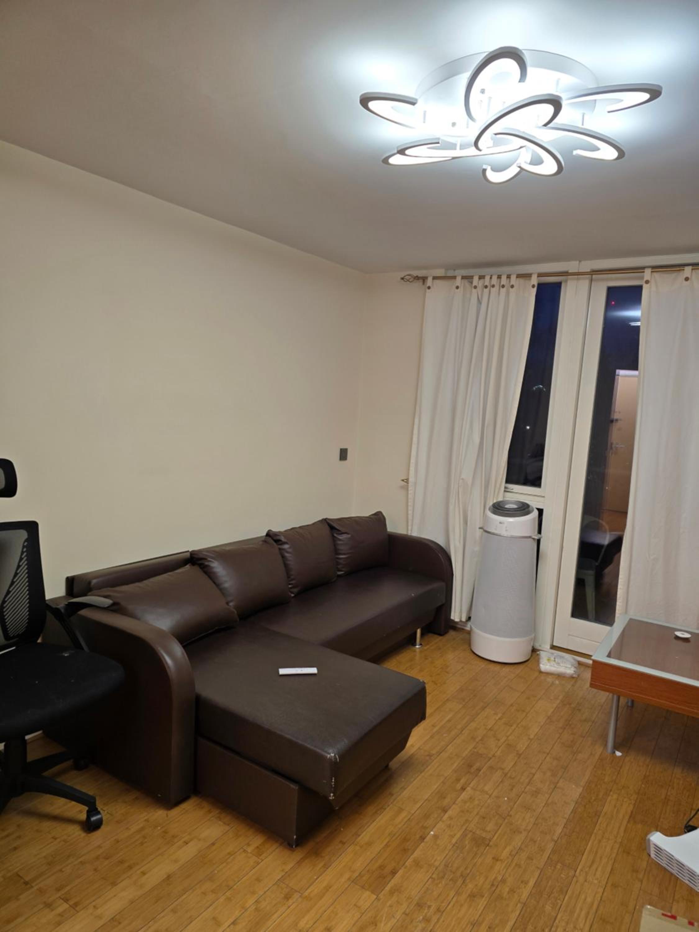 Apartment Near City Centre and Utilita 1000Mbps Internet Sleeps Up to 4 view 5