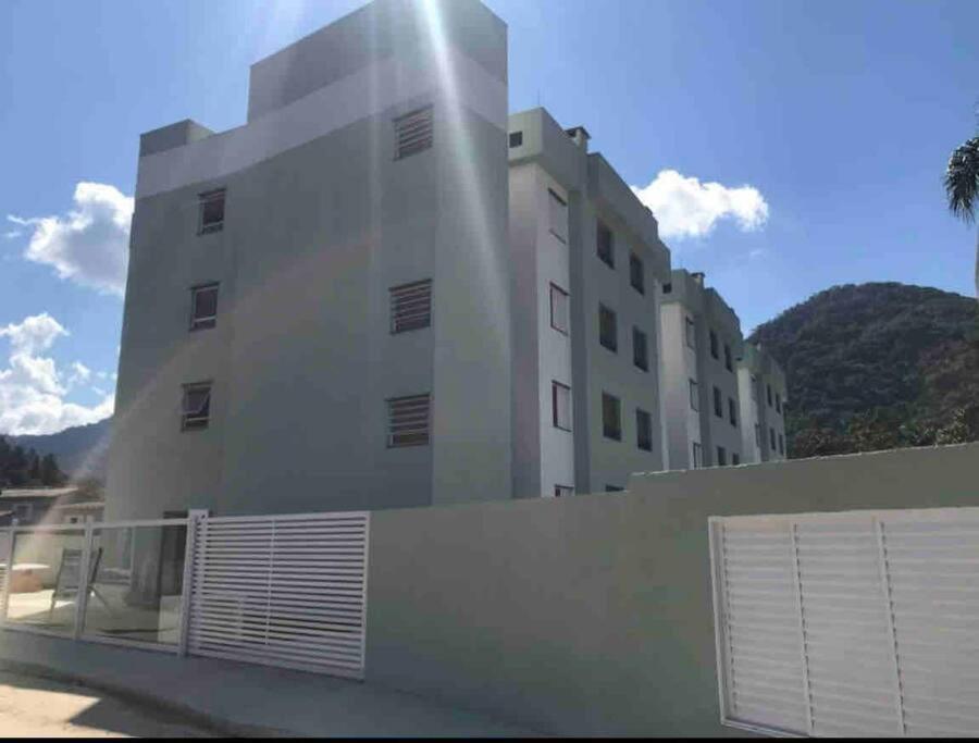 Apartamento em prédio familiar e próximo de várias praias