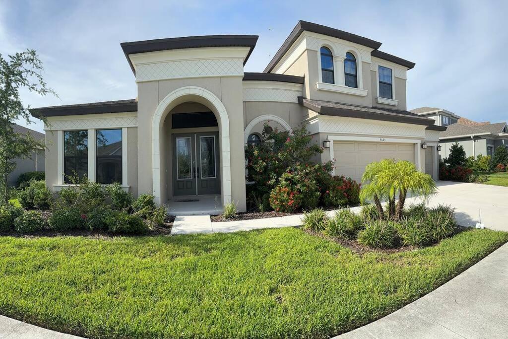 Luxurious Home with Private Pool & Hot Tub