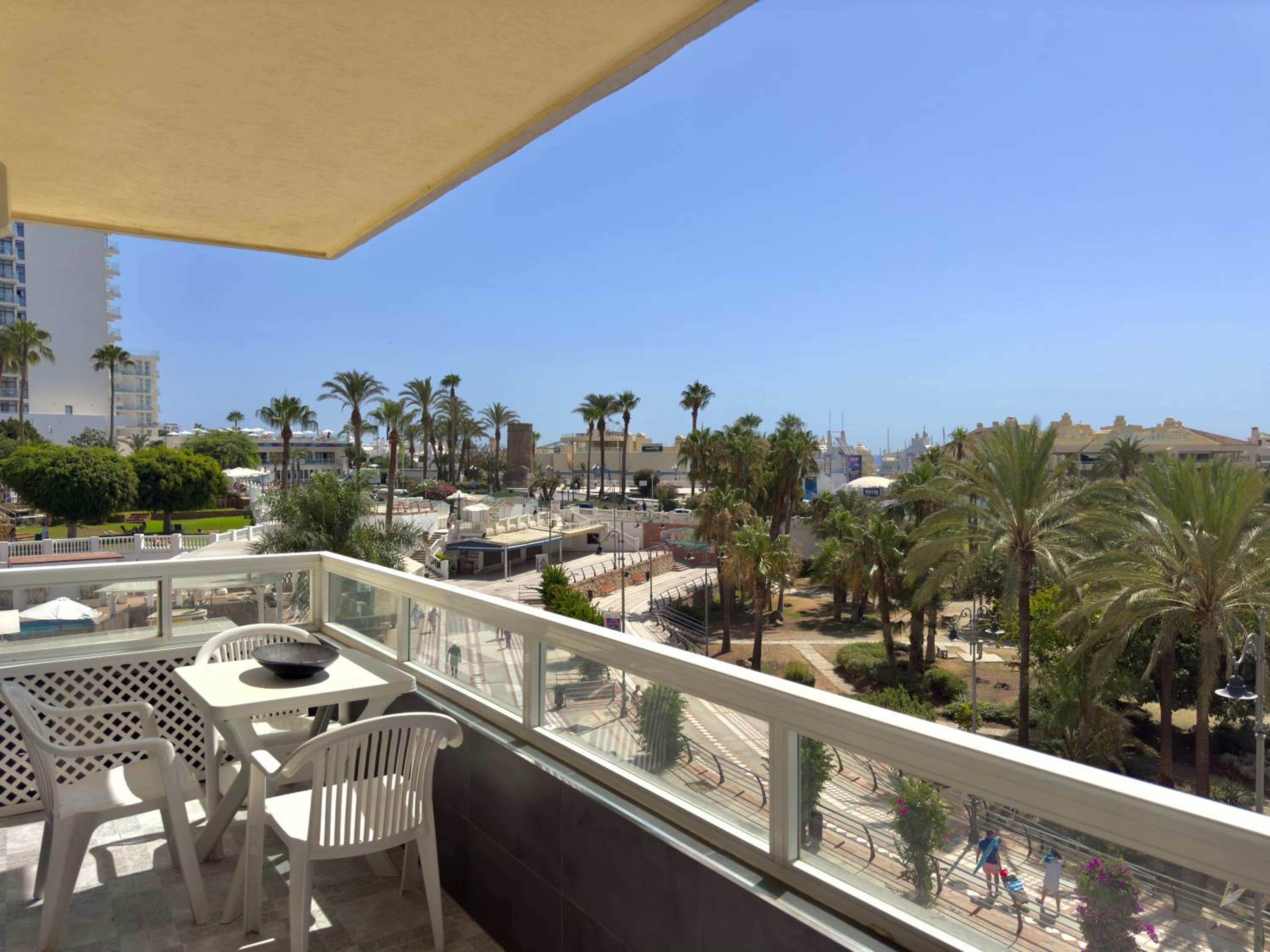 Apartamento vistas al mar junto Puerto Marina