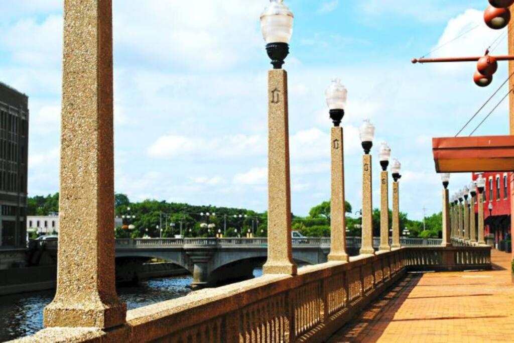 Aurora Vacations - Downtown Aurora River Facing Gem - Property Image 11