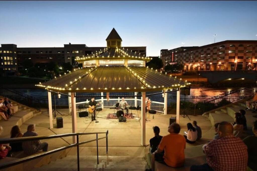 Aurora Vacations - Downtown Aurora River Facing Gem - Property Image 9