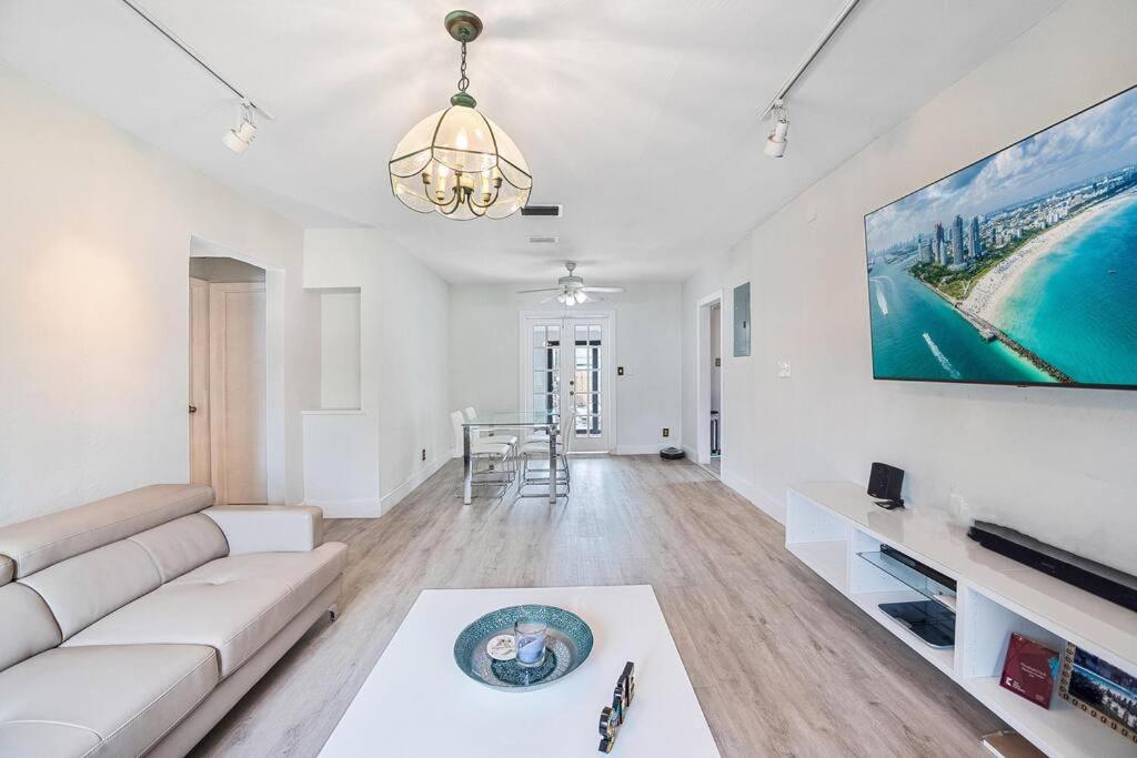 Modern 2 bedroom house in coral way
