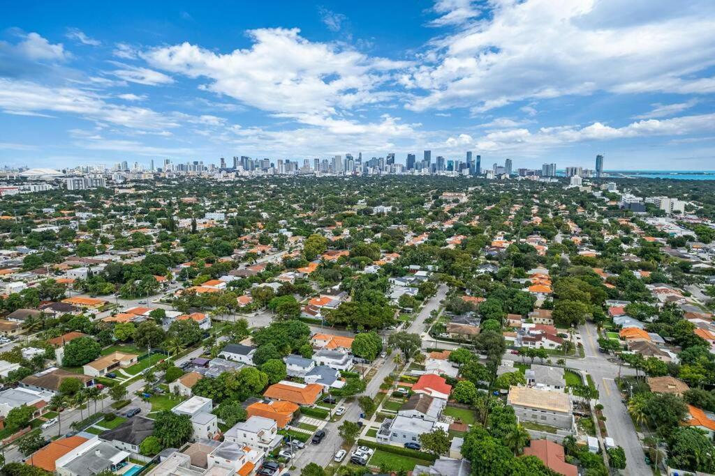 Modern 2 bedroom house in coral way