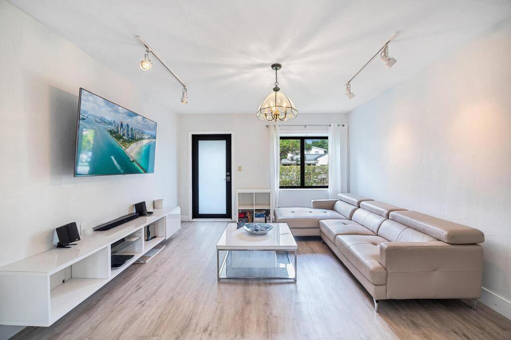 Modern 2 bedroom house in coral way