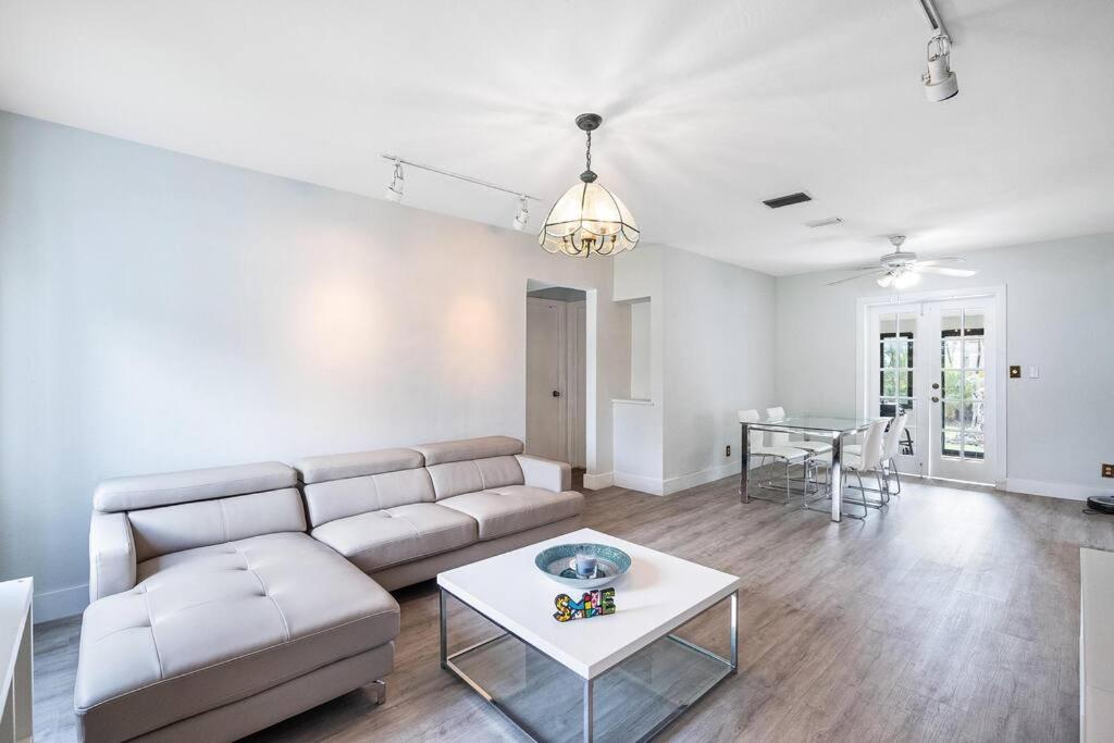 Modern 2 bedroom house in coral way