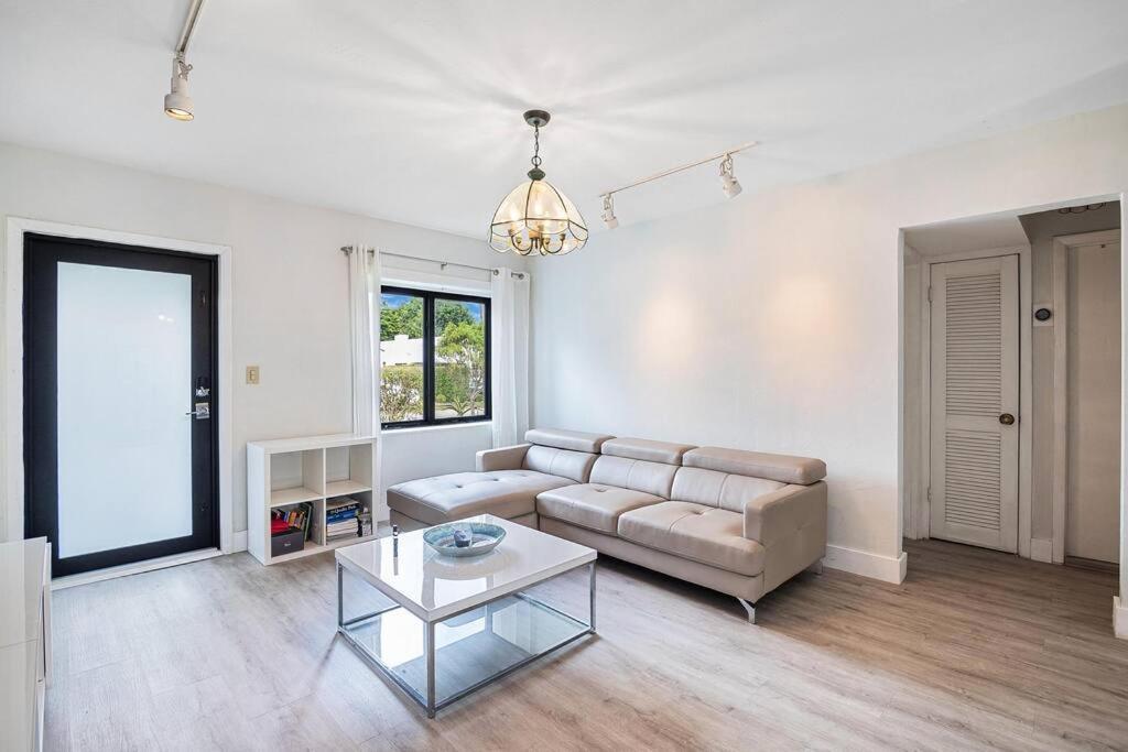 Modern 2 bedroom house in coral way