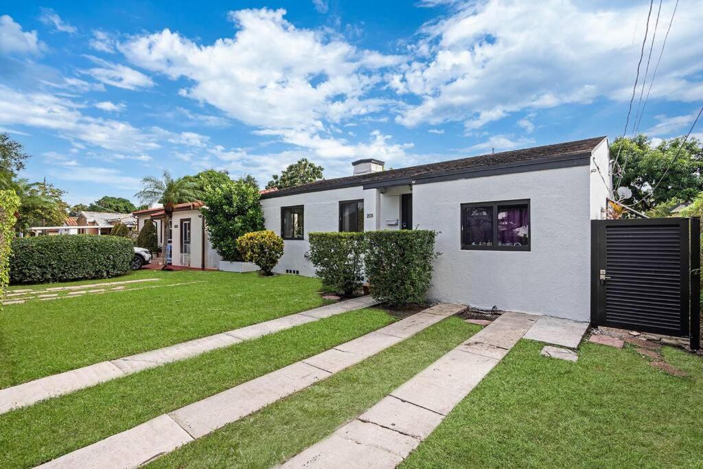 Modern 2 bedroom house in coral way