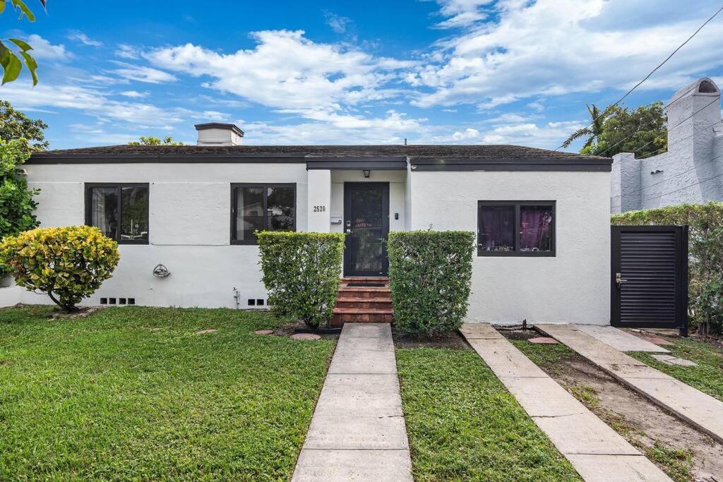 Modern 2 bedroom house in coral way