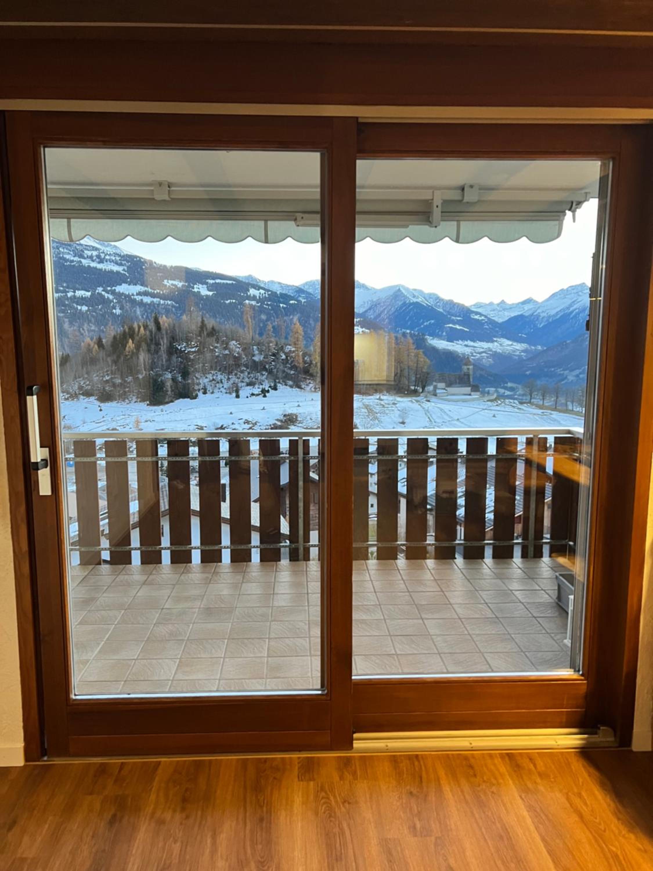 Neu-renovierte - Nov 24 - 2,5 Zi Wohnung mit Traum-Aussicht
