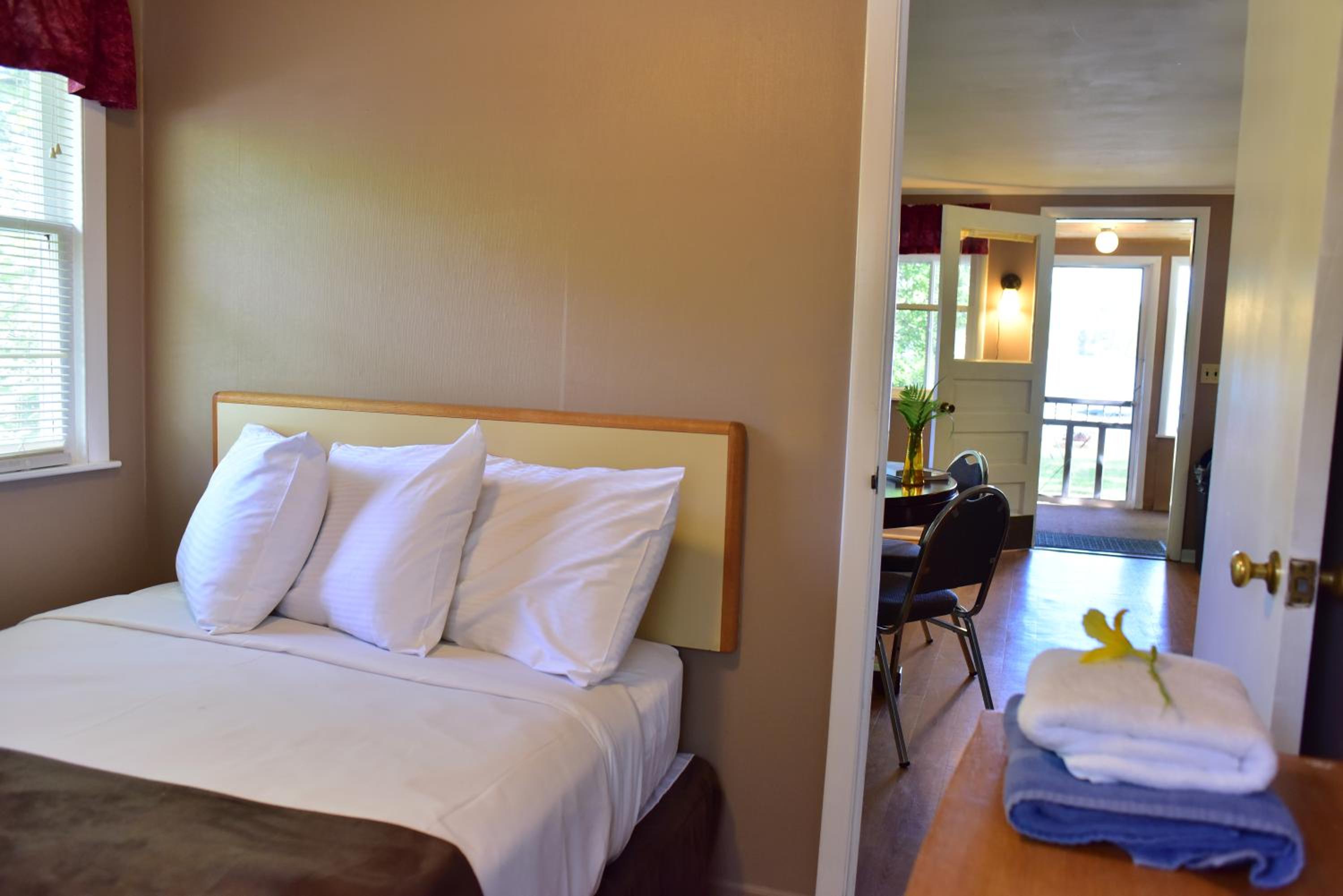 Delton Oaks Resort Motel