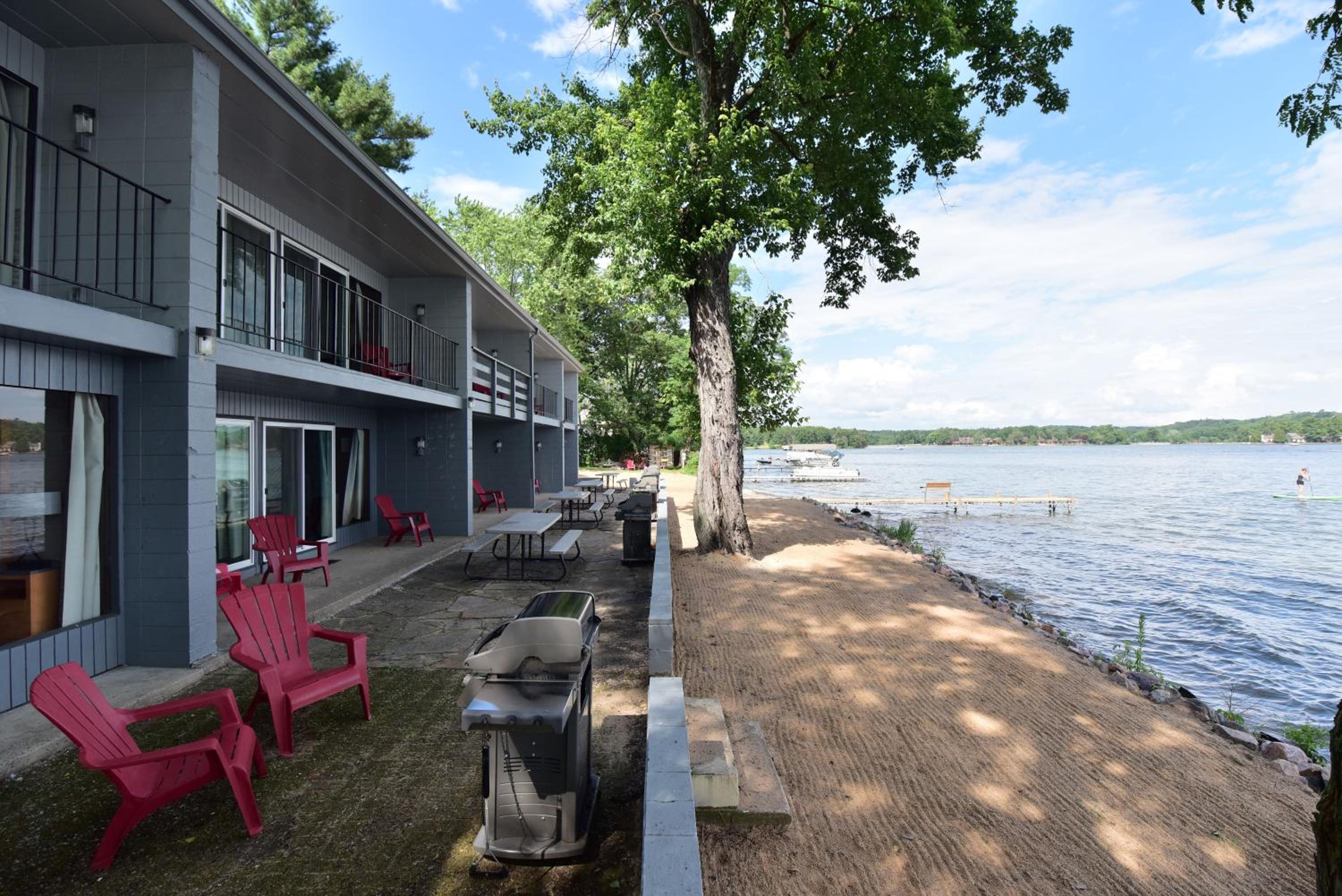 Delton Oaks Resort Motel