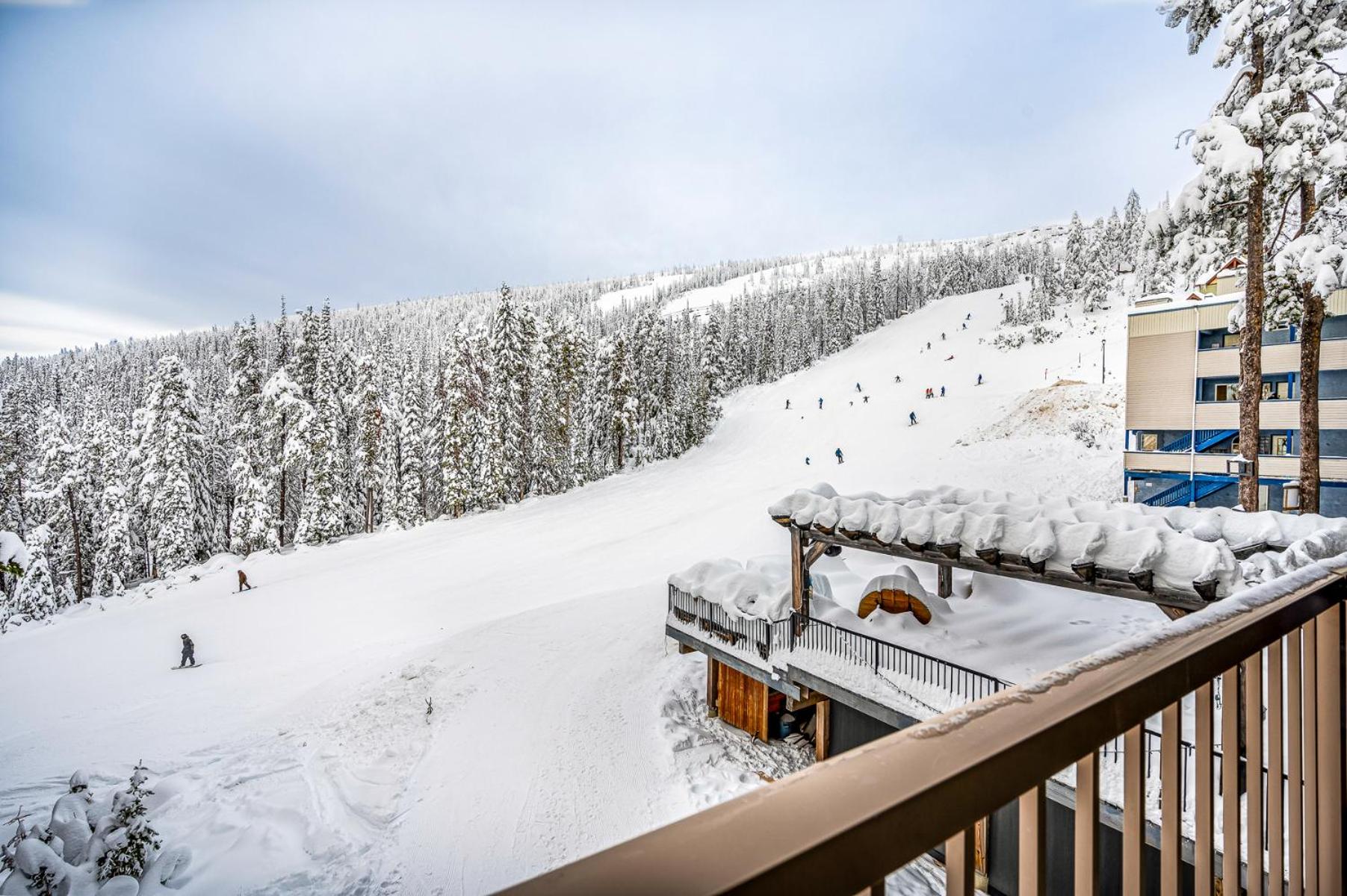 Winter Escape On Perfection - Ski In Out, Pool & Hot Tub