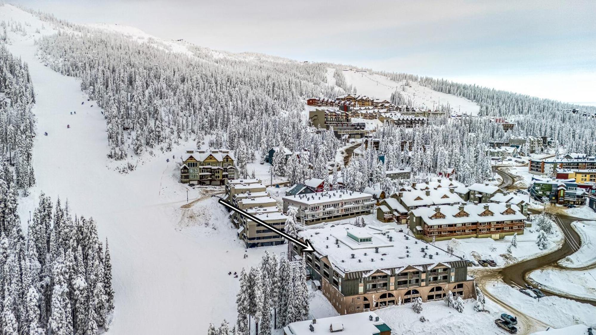 Winter Escape On Perfection - Ski In Out, Pool & Hot Tub