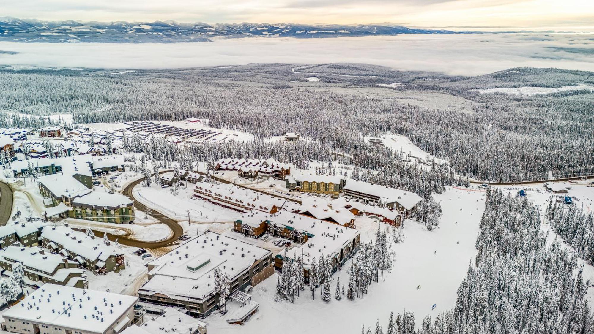 Winter Escape On Perfection - Ski In Out, Pool & Hot Tub
