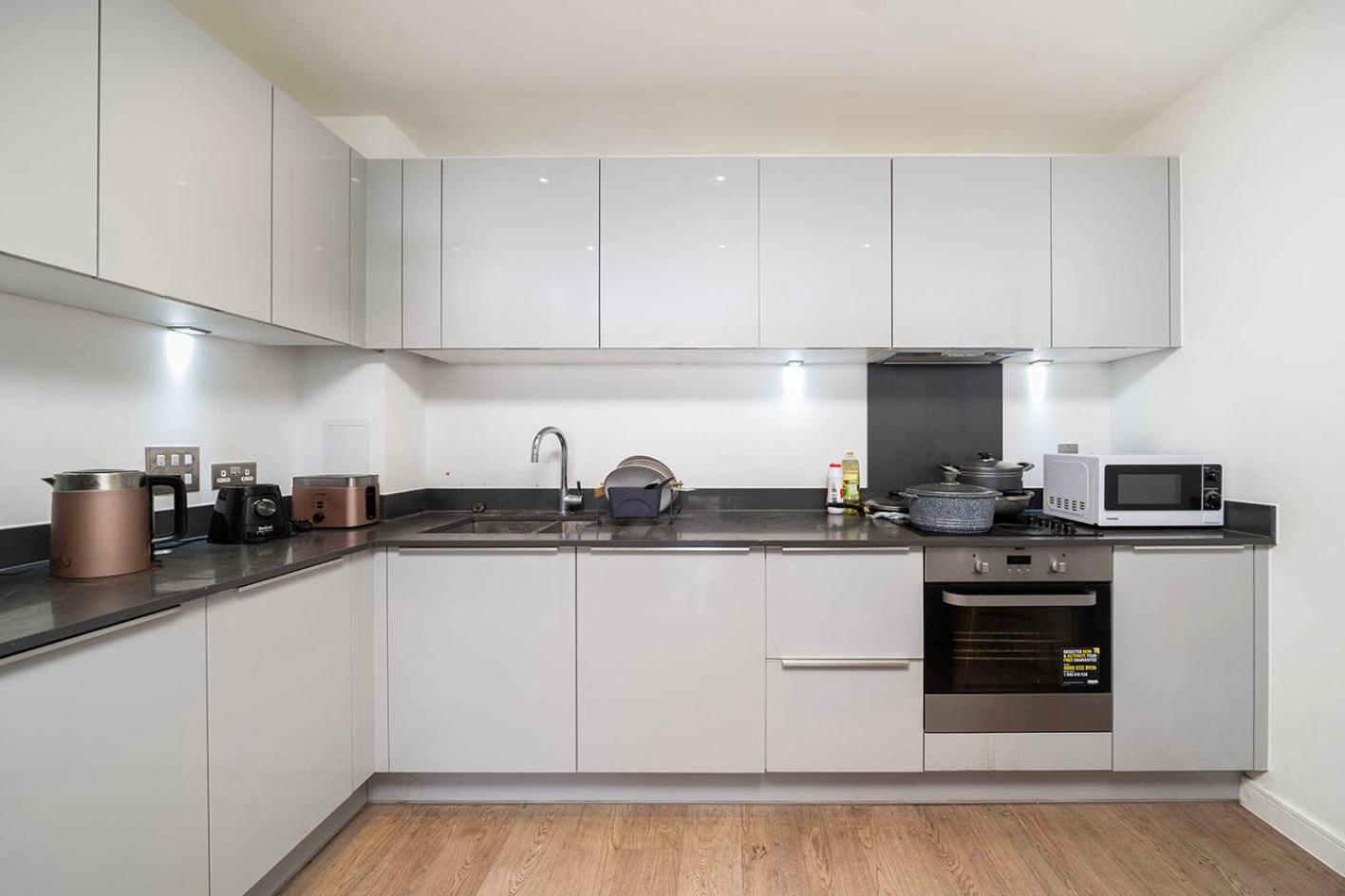 Modern, Airy London Apartment view 2